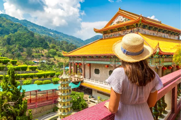 Reiziger kijkt uit over de kleurrijke Kek Lok Si-tempel op Penang