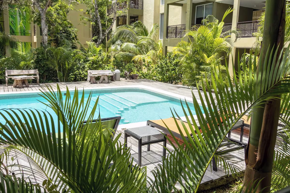 Buitenzwembad van Lol-Ha Hotel Boutique Aeropuerto Cancún met ligbedden