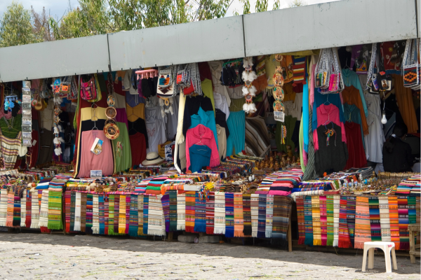 Kleurrijke marktkraam in Quito, met lokale producten en traditionele sfeer op een Ecuadoriaanse markt.