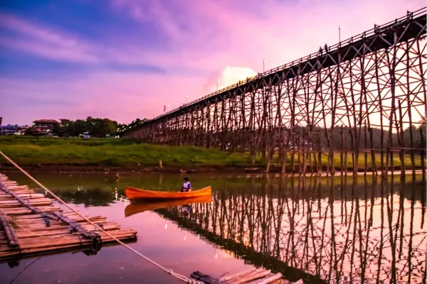 De beroemde Bridge over the River Kwai in Thailand