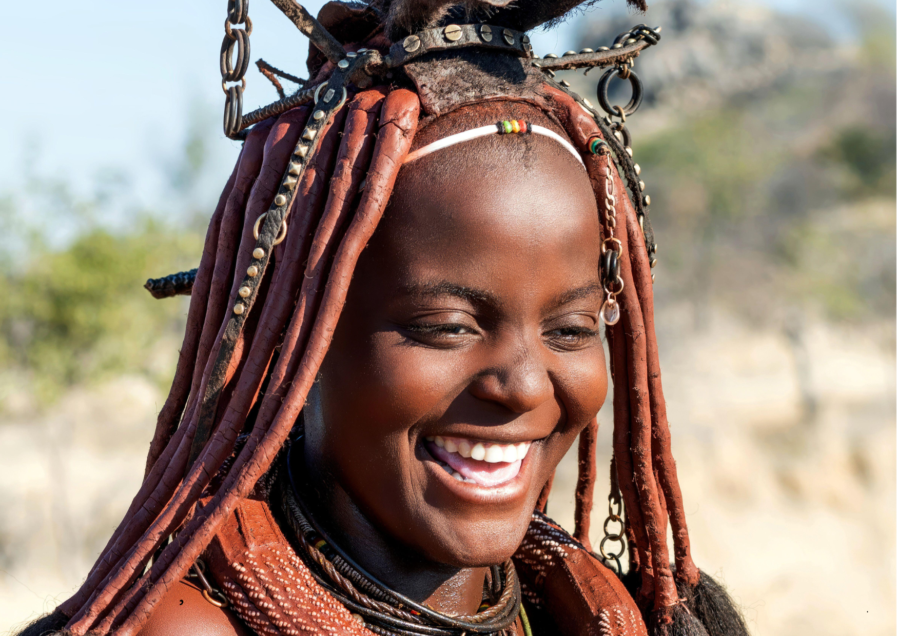 “Himba vrouw in traditionele kledij in Namibië, een iconisch beeld van de Himba-cultuur.”