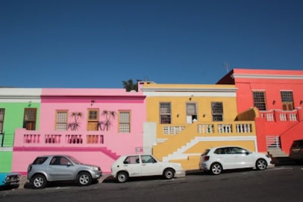 Kleurrijke huisjes in de historische wijk Bo-Kaap in Kaapstad, Zuid-Afrika, een van de meest fotogenieke plekken van de stad.”
