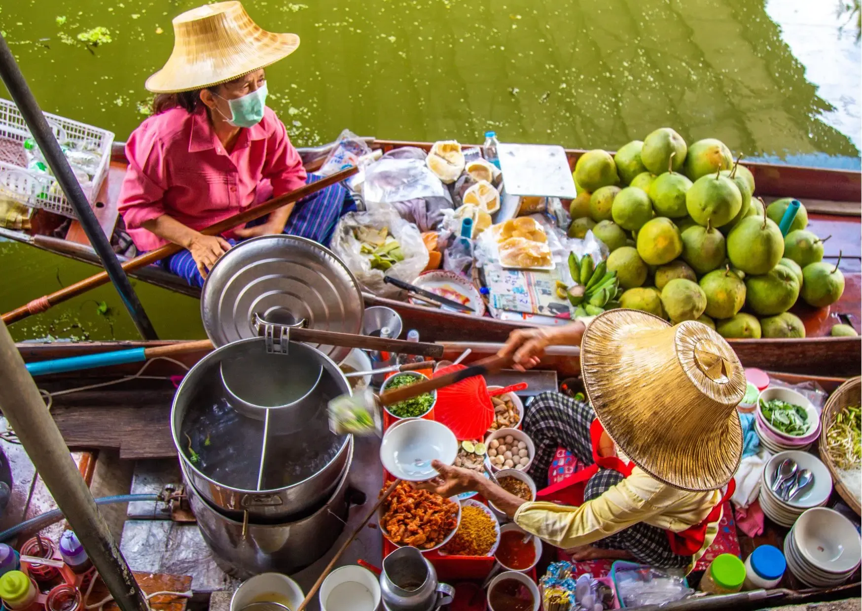 Traditionele drijvende markt in Thailand met kleurrijke bootjes