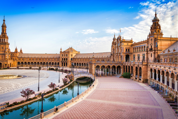 Plaza de España in Sevilla met bruggen en keramische details