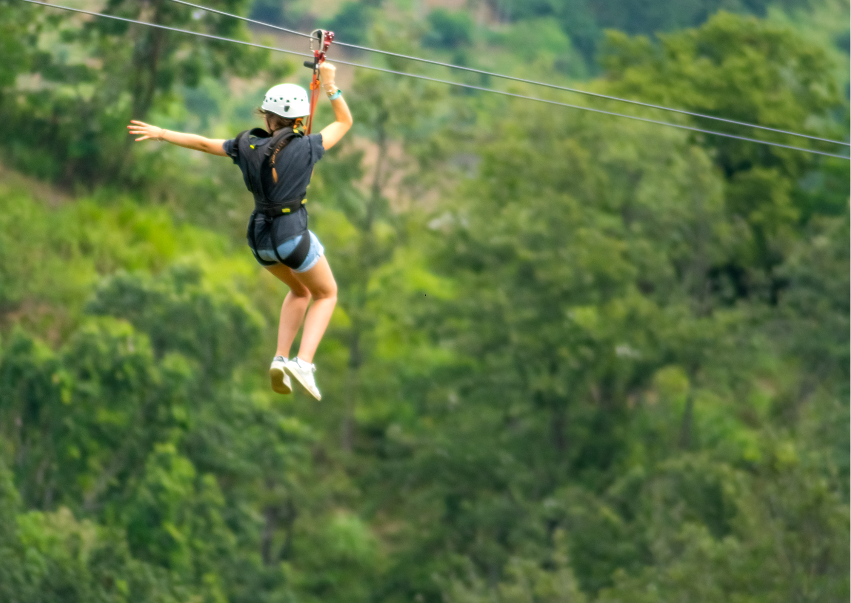 Ziplinen boven het regenwoud van Monteverde tijdens een rondreis Costa Rica.