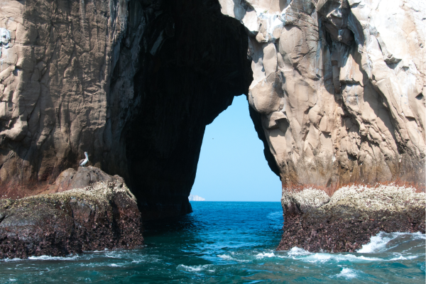 Kicker Rock bij San Cristóbal, een iconische vulkanische rotsformatie die steil uit de zee oprijst.