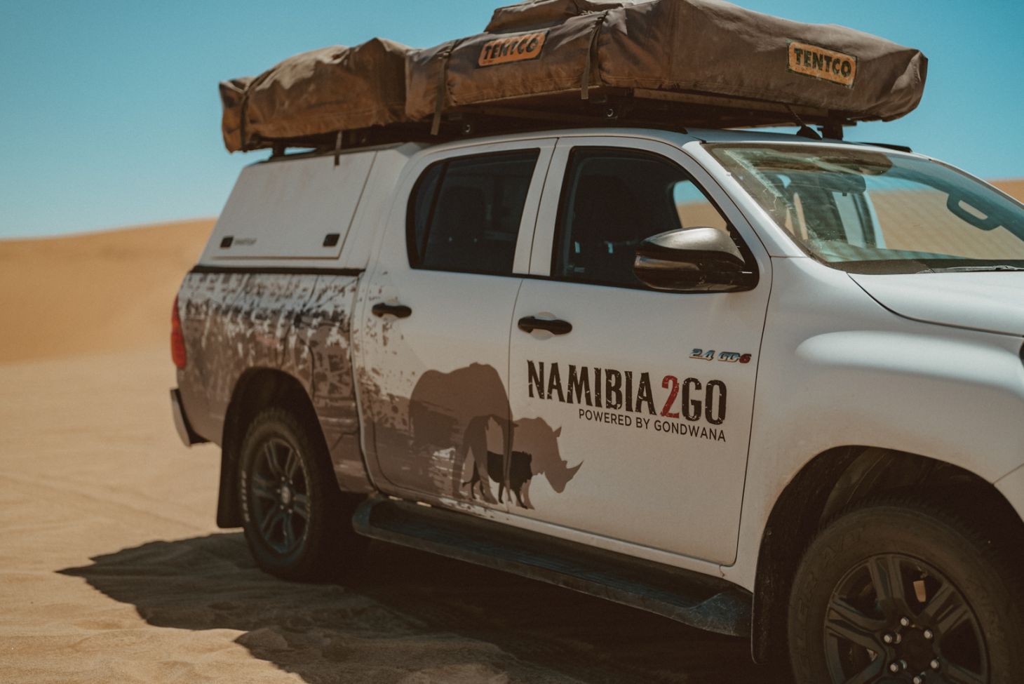Rooftop tent Toyota Hilux 4×4 voor 2-persoons kampeerreizen door de woestijn en nationale parken van Namibië