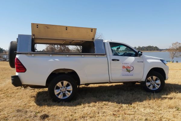 Betrouwbare Toyota Hilux Single Cab 4×4, ideaal voor koppels die comfortabel willen rondreizen zonder kamperen