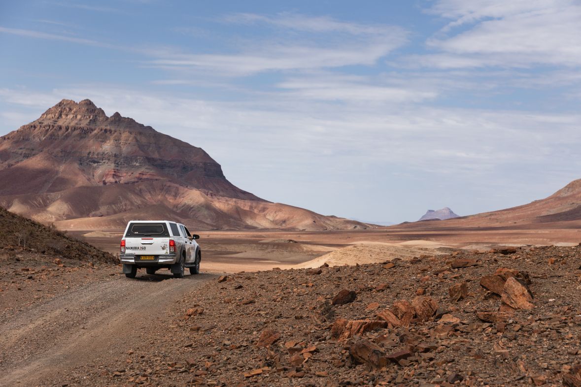 Toyota Hilux Double Cab 4x4 op asfaltweg in Namibië tijdens ontspannen selfdrive.