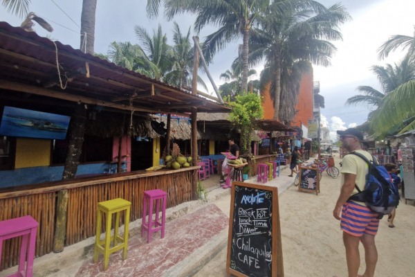 Isla Holbox straatleven Isla Holbox met gekleurde barretjes en sfeer