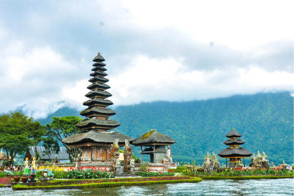 Ulun Danu Bratan tempel drijvend op het Bratanmeer Bali