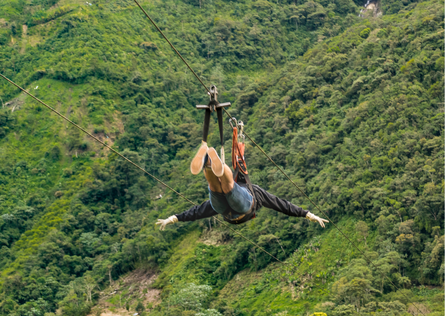 Canopytour in Mindo, ziplinen hoog boven het nevelwoud met uitzicht over jungle en valleien.