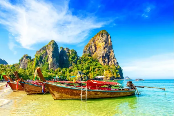 Traditionele longtailboot op het strand van Krabi Thailand