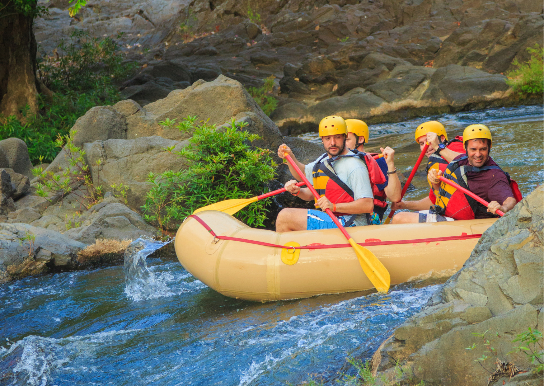 Raften op de Peñas Blancas rivier bij La Fortuna tijdens een rondreis Costa Rica.