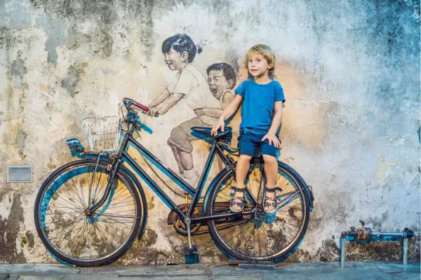 Kind op een fiets voor de muurschildering Little Children on a Bicycle