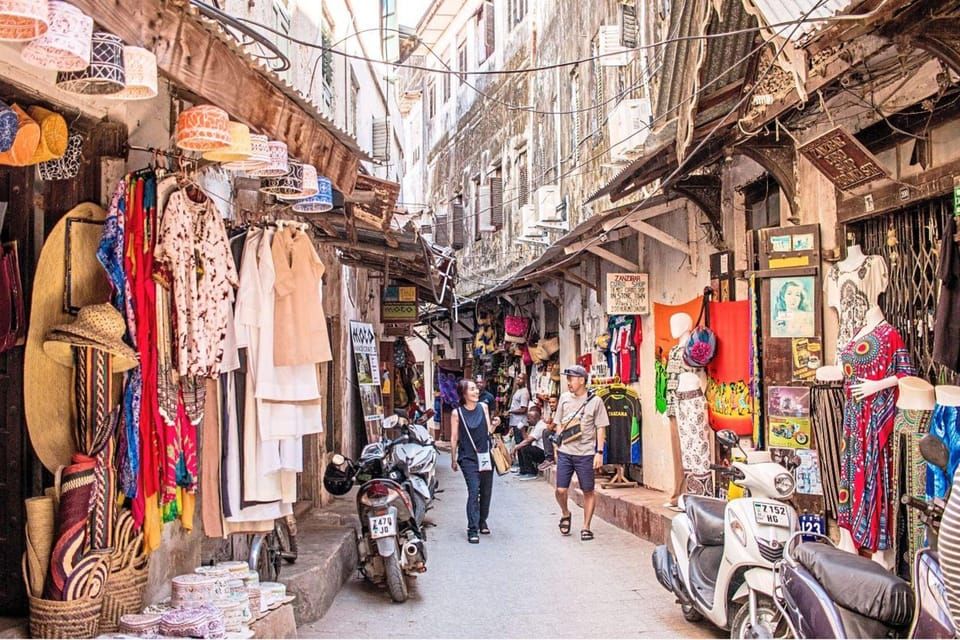 Historische straat van Stone Town met kalkstenen muren en traditionele balkons