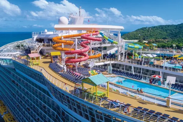 Zwembaden en zonnedek aan boord van de Oasis of the Seas tijdens een zonnige dag op zee