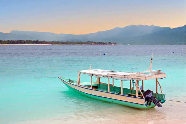 Turquoise oceaan tijdens overtocht van Bali naar Gili Trawangan