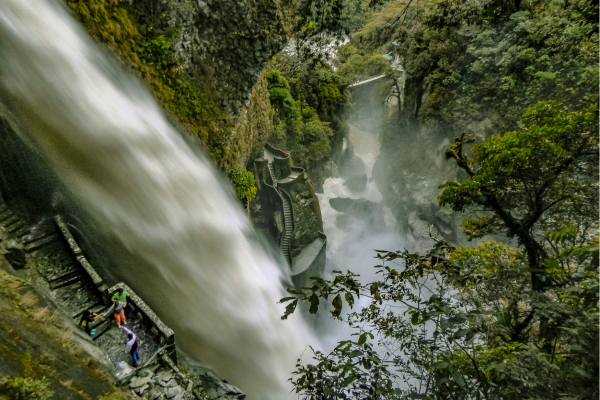 De indrukwekkende Pailón del Diablo waterval bij Baños, waar het water met enorme kracht door de groene Andes naar beneden stort.