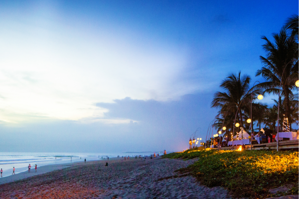 Seminyak beach bij avond strand bali