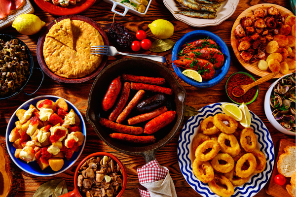 Tapas eten op een terras in Sevilla met traditionele Spaanse gerechten