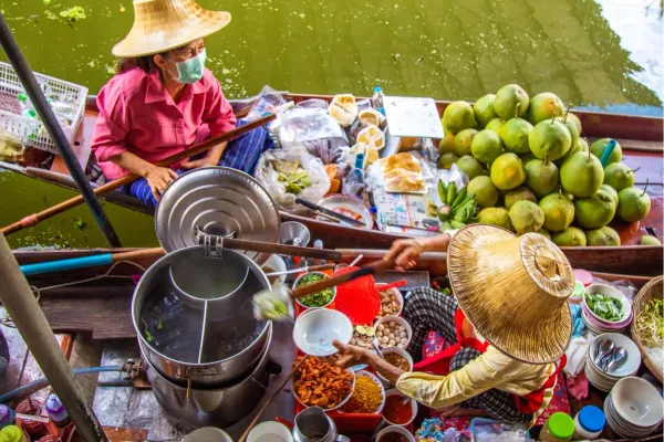 Traditionele drijvende markt in Thailand met kleurrijke bootjes