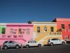 Kleurrijke huisjes in de historische wijk Bo-Kaap in Kaapstad, Zuid-Afrika, een van de meest fotogenieke plekken van de stad.”