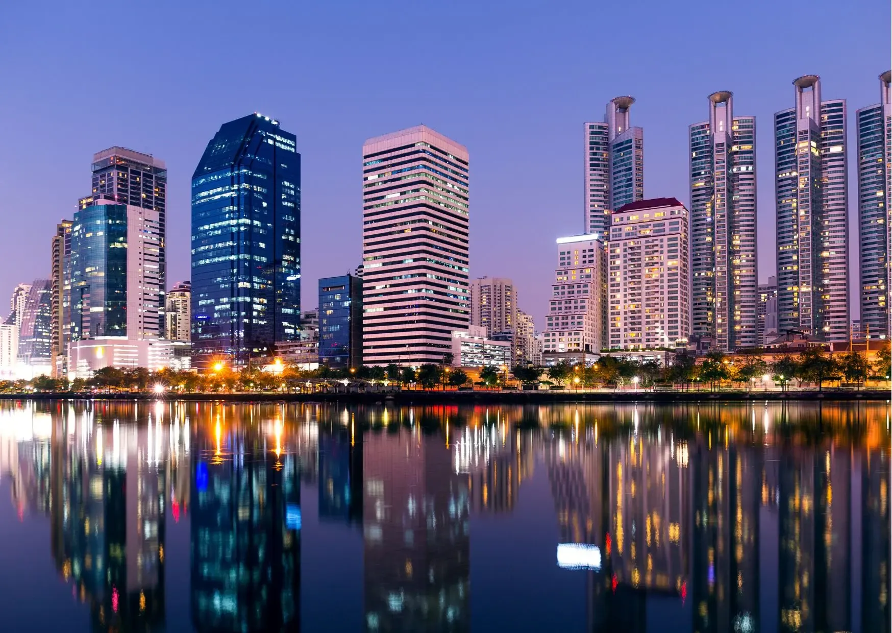 Skyline van Bangkok bij zonsondergang tijdens een Thailand rondreis