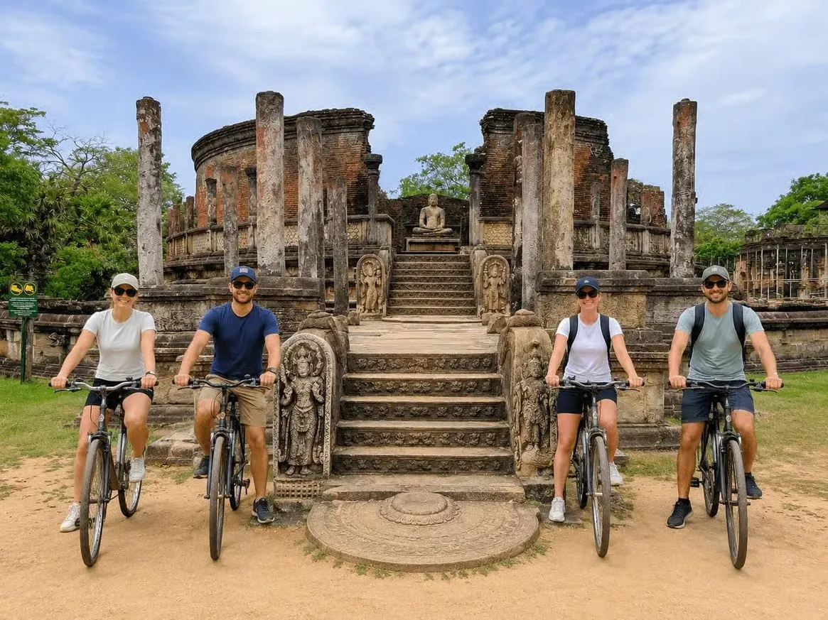Fietstocht langs de historische ruïnes van Polonnaruwa in Sri Lanka