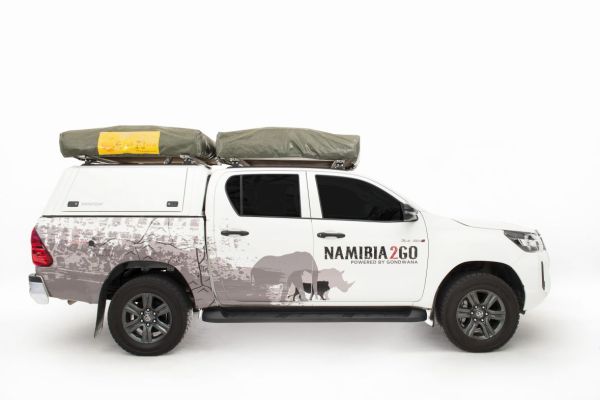 Toyota Hilux Double Cab Budget 4x4 met daktent tijdens selfdrive door het woestijnlandschap van Namibië.