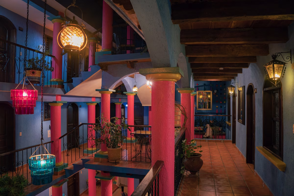 Vrolijk ingerichte lobby met felle kleuren in Hotel Tepeyac San Cristóbal