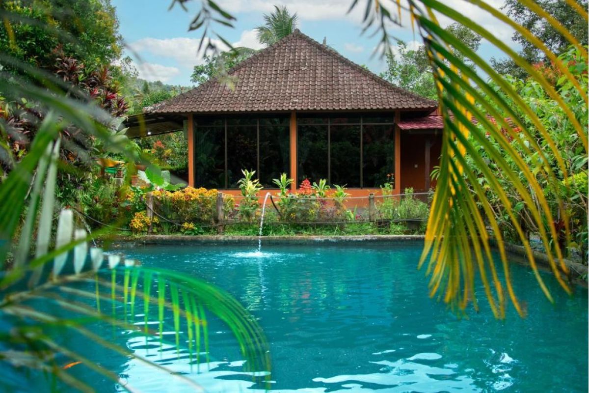 “Buitenzwembad omringd door natuur bij Amartya Puri Green Munduk.”