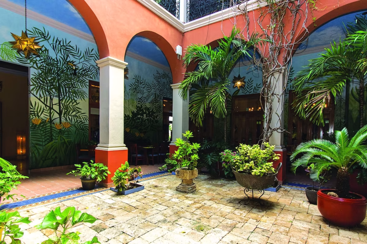 Exterieur met elegante koloniale architectuur bij Casa San Ángel