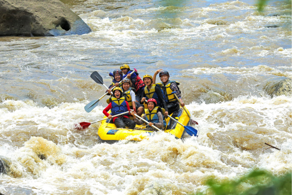 Raften op de Ayung River tussen groene junglekampen in Ubud