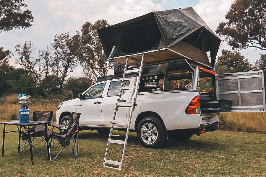 Toyota Hilux 4×4 Double Cab met volledige kampeeruitrusting – ideaal voor selfdrive rondreizen in Zuidelijk Afrika