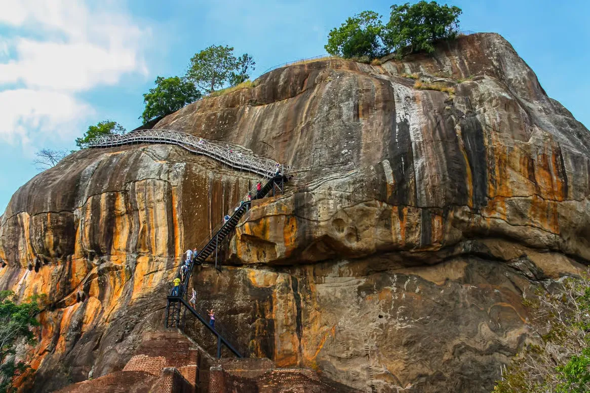 Leeuwenrots van Sigiriya in het groene landschap van Sri Lanka