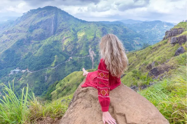 Reiziger geniet van het uitzicht vanaf Little Adam’s Peak bij Ella in Sri Lanka
