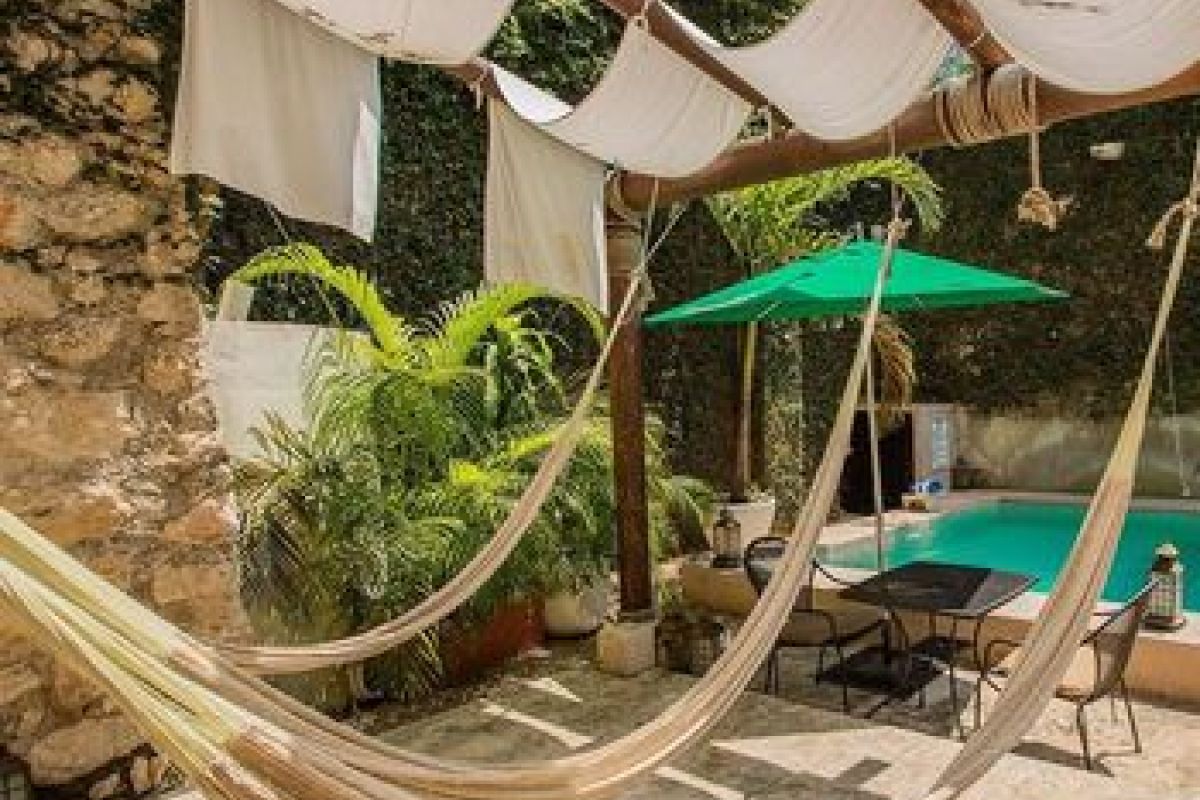 Klein turquoise zwembad op de patio van Piedra de Agua Hotel Boutique