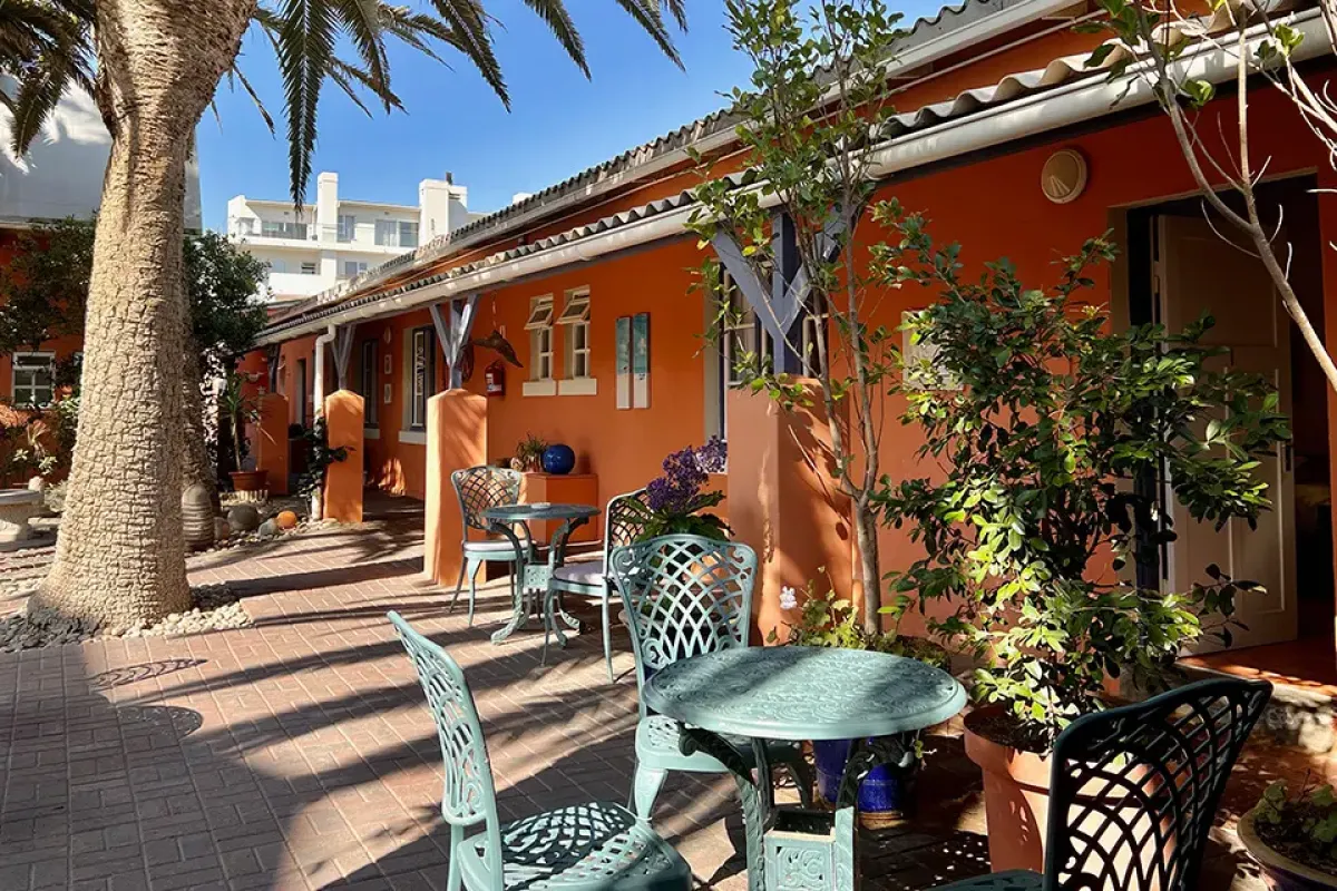 Terras en binnentuin van The Secret Garden Guesthouse in Swakopmund