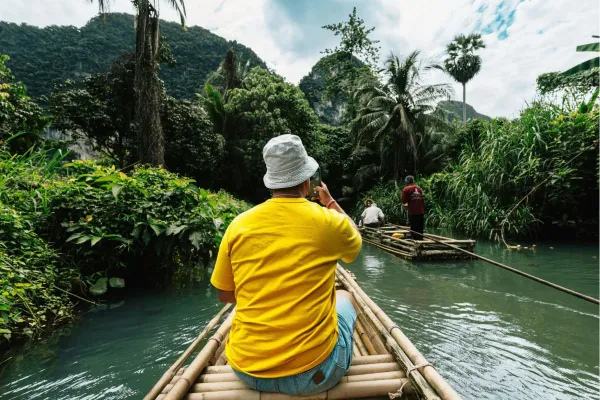 Reizigers kajakken door mangrovebossen in Krabi Thailand