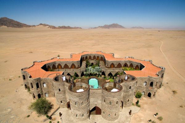 “Overzicht van Le Mirage Desert Lodge Camp bij Sossusvlei in Namibië, een stijlvolle woestijnlodge gelegen in het uitgestrekte Namib-landschap.
