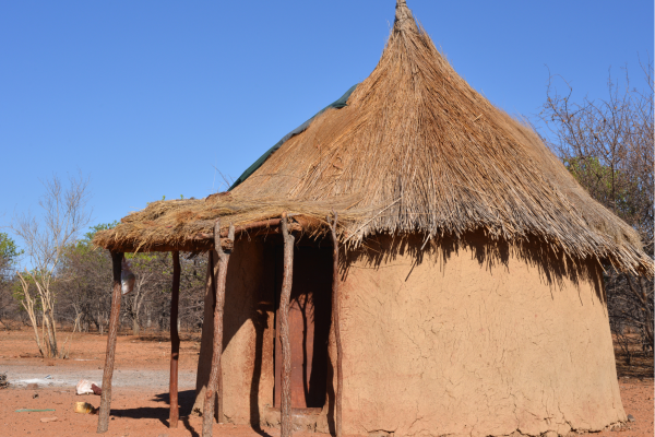 “Traditionele hut bij Rundu in Namibië, een authentiek beeld van lokale architectuur langs de Okavango-rivier.”