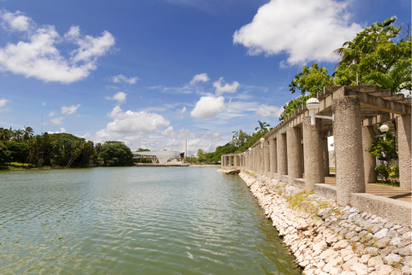Villahermosa - “Rivierpromenade in Villahermosa met palmbomen.”
