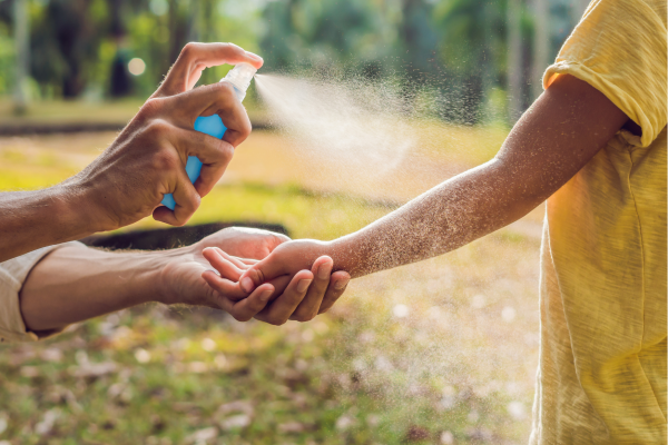 Insectenspray als bescherming tegen muggen tijdens reis in Namibië