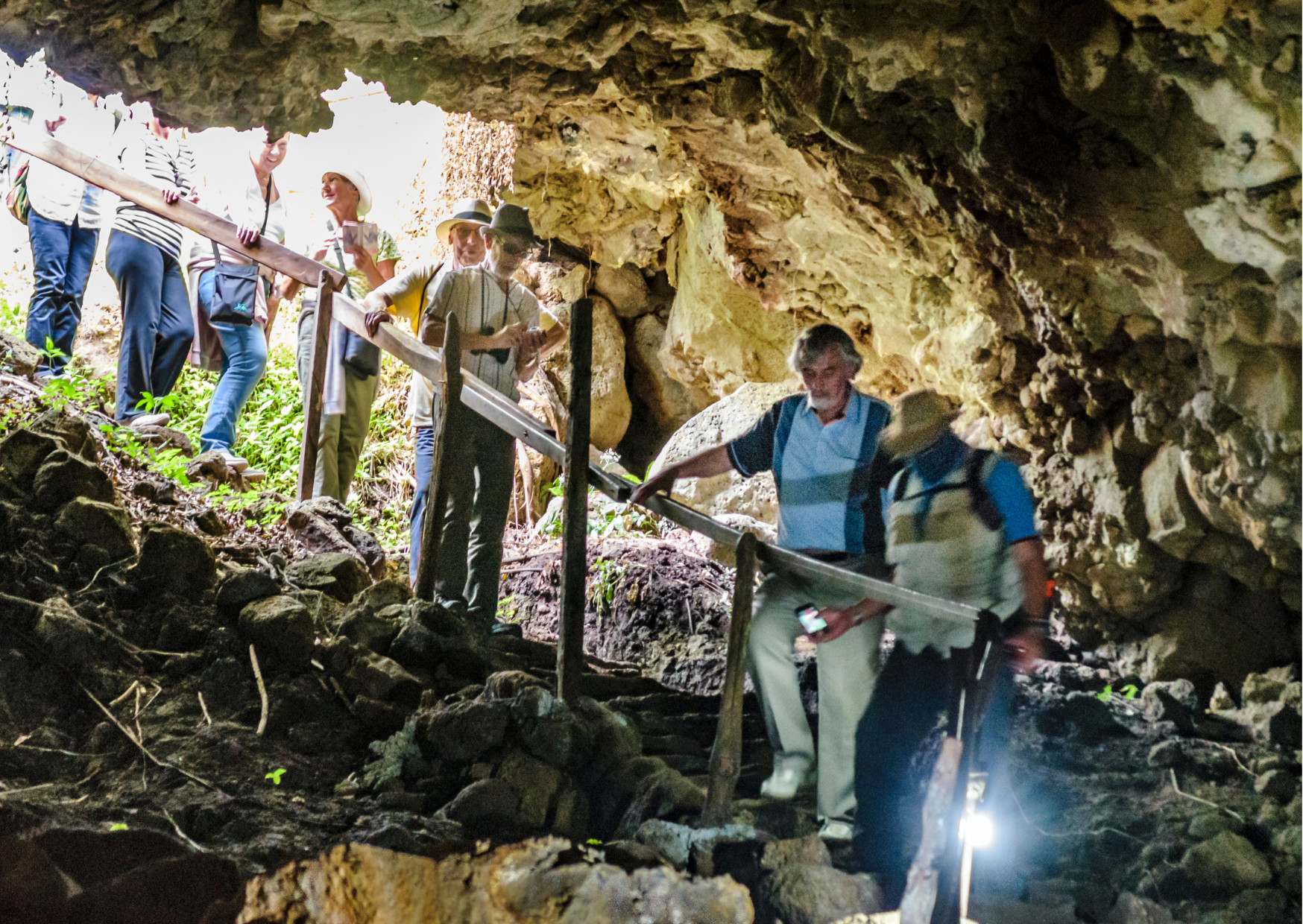Lavatunnel op Santa Cruz op de Galápagos, gevormd door oude lavastromen en omgeven door vulkanisch landschap.