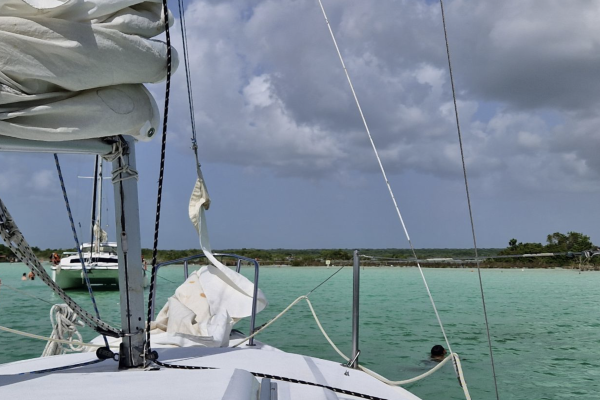 “Zeilboot op turquoise water van de Bacalar-lagune.”
