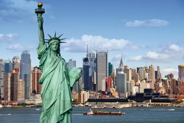 Vrijheidsbeeld gezien vanaf een cruiseschip dat New York verlaat richting de Atlantische Oceaan