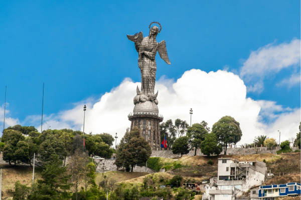 Het iconische beeld van de Maagd van El Panecillo hoog boven Quito, met panoramisch uitzicht over de stad en het Andesgebergte.