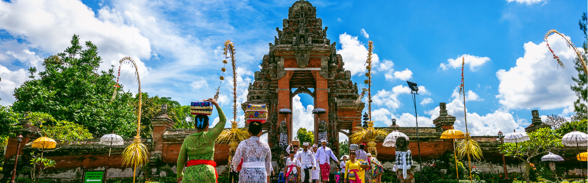 Tempel in bali tijdens offering