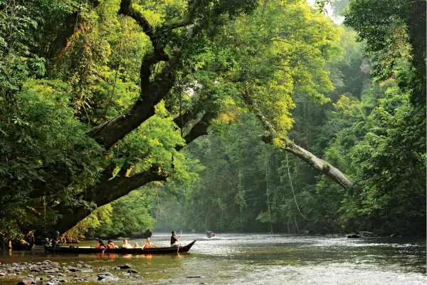 Traditionele boot met reizigers op een rivier door het regenwoud